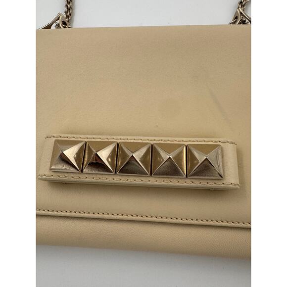 Valentino Garavani Rockstud Flap Shoulder Bag in Nude Leather with Gold - Picture 2 of 8